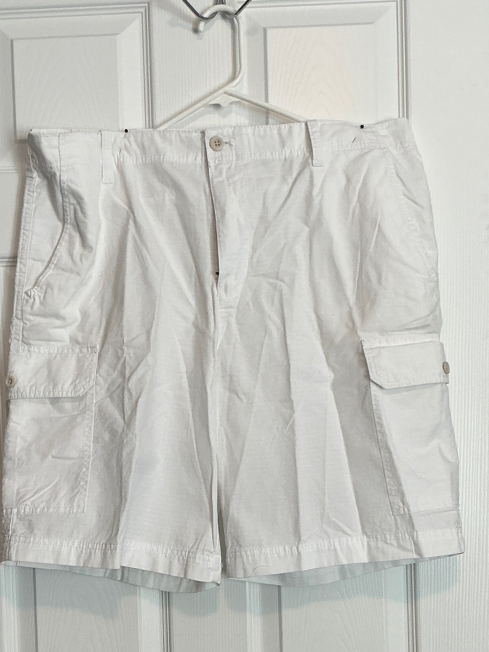 Izod White Cargo Shorts with Side Pockets